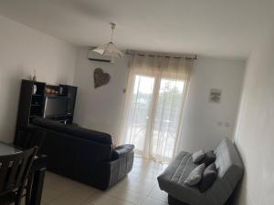 Posezení v ubytování Superbe appartement avec parking privé, proche commerces et mer