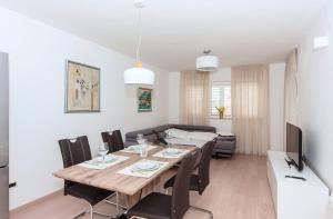 Televízia a/alebo spoločenská miestnosť v ubytovaní Apartment Vapore
