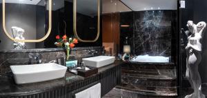 Ванная комната в Lords Palace Hotel SPA Casino