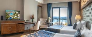 Кровать или кровати в номере Lords Palace Hotel SPA Casino