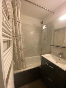 Ένα μπάνιο στο Gentianes 64B - Studio proche centre de Châtel