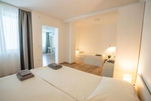 Un dormitorio con una cama blanca con dos toallas encima. en Milutinn-Jabuka, en Soko Banja