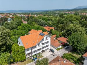 una vista aérea de un edificio con techo naranja en Milutinn-Jabuka, en Soko Banja