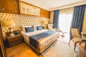 Кровать или кровати в номере Lords Palace Hotel SPA Casino