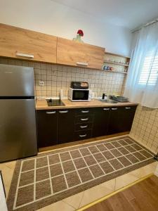 Kuchyň nebo kuchyňský kout v ubytování Apartment Rafailovici