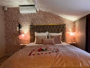 Postel nebo postele na pokoji v ubytování Hôtel Mademoiselle