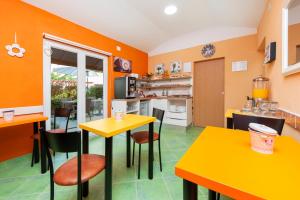 Kuchyň nebo kuchyňský kout v ubytování Apartments Erik B&B Adults only