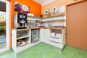 Kuchyň nebo kuchyňský kout v ubytování Apartments Erik B&B Adults only