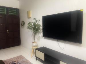 Una televisión o centro de entretenimiento en Homestay Kakak Adek with private pool sempadan Perak,Penang dan Kedah
