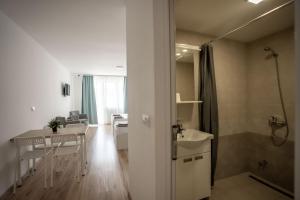 Koupelna v ubytování Milutinn-Kruška-Magnolija + 62 fotografií