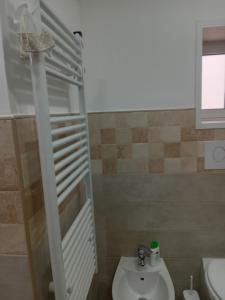 ein Badezimmer mit Toilette und Waschbecken in der Unterkunft Capri house in Fasano