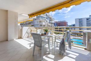 a balcony with a table and chairs on a building at NOVELTY III Arysal 3 in Salou