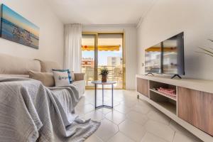 a living room with a tv and a couch at NOVELTY III Arysal 3 in Salou