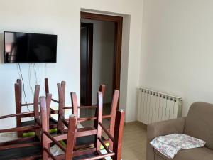 Pokój z 4 drewnianymi krzesłami i stołem w obiekcie Casa Vacanze Cerreto 2 w mieście Miglianico