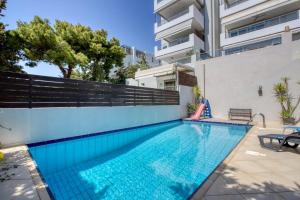 ein Schwimmbad vor einem Gebäude in der Unterkunft Saronida Hills private Pool in Saronida