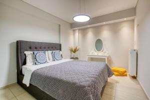 Schlafzimmer mit einem Bett und einem Spiegel in der Unterkunft Saronida Hills private Pool in Saronida + 58 Fotos