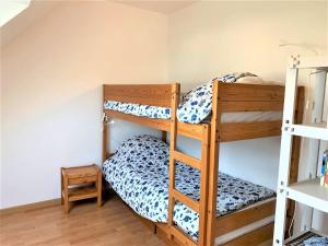 a bedroom with two bunk beds in a room at Quiberon : maison 6 pers., 3 ch., jardin, quartier calme - FR-1-478-164 in Quiberon