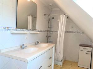a bathroom with two sinks and a mirror at Quiberon : maison 6 pers., 3 ch., jardin, quartier calme - FR-1-478-164 in Quiberon +8 photos