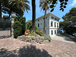 Сад в Villa Doria 10 Pax by VILLASRETREATS