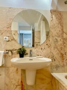 ein Badezimmer mit Waschbecken und Spiegel in der Unterkunft Sea frontline stylish beach House in Fuengirola + 57 Fotos