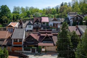 ein Blick auf eine Stadt mit Häusern in der Unterkunft Ötköb Cottage - Wine House in Miskolc