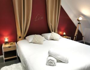 a bedroom with two beds with white towels at Le Scénario - centre ville in Sarreguemines