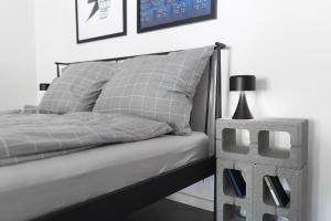 ein Bett mit einem Metallrahmen und einer Lampe darauf in der Unterkunft Ötköb Cottage - Wine House in Miskolc