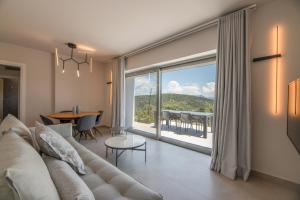 Balkoni atau teres di Mesogi Villas, brand new modern, stylish villas, private pool, seaviews
