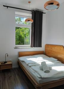 Ένα ή περισσότερα κρεβάτια σε δωμάτιο στο Apartamenty Na Grzybowej