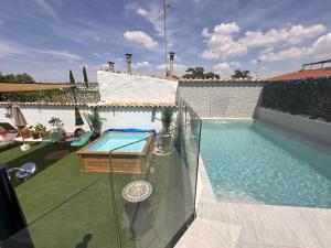 una piscina encima de una casa en Apartamentos Oncemolinos con desayuno, en Consuegra