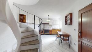 Habitación con escaleras, mesa y cocina en Ca' dell'aia - By Ligooria, en Magliolo