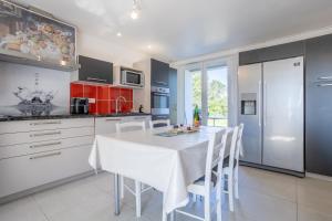 Kuchyňa alebo kuchynka v ubytovaní Maison de vacances Chez André