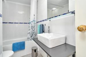 Un baño blanco con lavabo e inodoro. en Casa Victoria G, en Nerja 24 fotos más