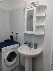 a bathroom with a washing machine and a sink at Marconi in Novi Ligure
