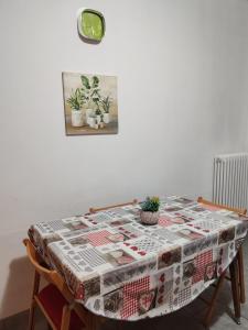 a table with a quilt on it in a room at Marconi in Novi Ligure