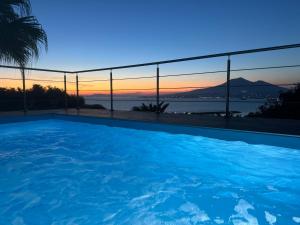 einen großen Pool mit Meerblick in der Unterkunft Poggio Miramare Luxury Home in Castellammare di Stabia