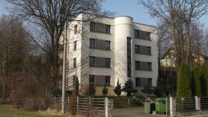 ヴィスワにあるPremium Apartmentの白い建物