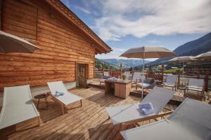 taras z leżakami i parasolami w budynku w obiekcie Hotel Glemmtalerhof w Saalbach Hinterglemm