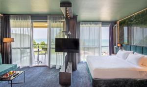 Postel nebo postele na pokoji v ubytování Hotel Azur Premium