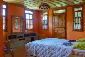 パラリア・スコティニスにあるZeusplace Skotina Country Houseのベッドと机と窓のある寝室