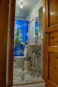 パラリア・スコティニスにあるZeusplace Skotina Country Houseの洗面台とトイレ付きのバスルーム +49枚の写真