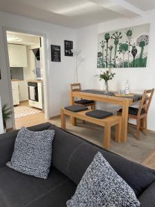 un soggiorno con un divano e un tavolo di Charmante Wohnung in Burgnähe a Untergruppenbach