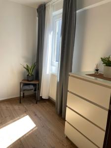 una camera da letto con cassettiera e finestra di Charmante Wohnung in Burgnähe a Untergruppenbach