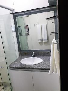 ナタールにあるCosteira Praia Flat 119の洗面台と鏡のあるバスルーム