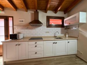 Kuchyňa alebo kuchynka v ubytovaní Apartamentos rurales Casa Gorrión - Mazaricos