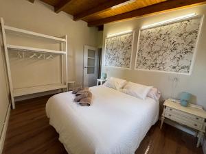 Posteľ alebo postele v izbe v ubytovaní Apartamentos rurales Casa Gorrión - Mazaricos