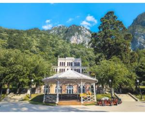 un edificio con cenador en un parque en Apartament Cosmi Ari, en Băile Herculane
