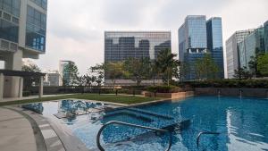 马尼拉EG Private House -BGC UPTOWN的以城市天际线为背景的游泳池