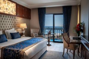 Кровать или кровати в номере Lords Palace Hotel SPA Casino
