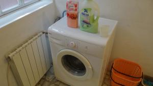 a washer and dryer in a small bathroom at Casa de Lolo en Lariño cerca de la playa in San Mamede de Carnota
